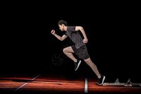 53岁齐达内夜游上海，与大妈踢毽子几分钟融入氛围，展现顶级球商